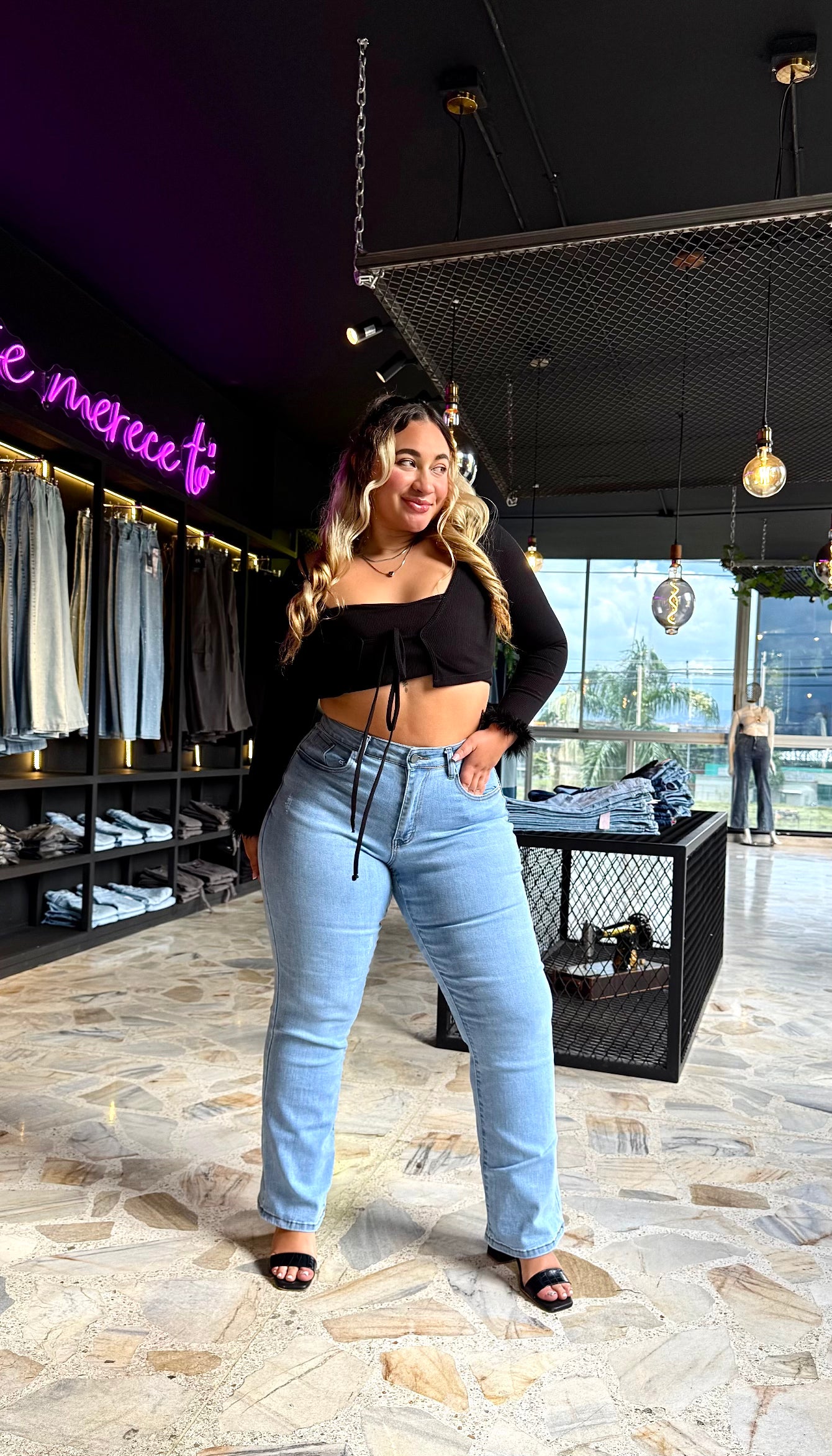 REF: 38702 BOTA RECTA CURVY TIRO ALTO EN TELA DENIM FULL STRETCH