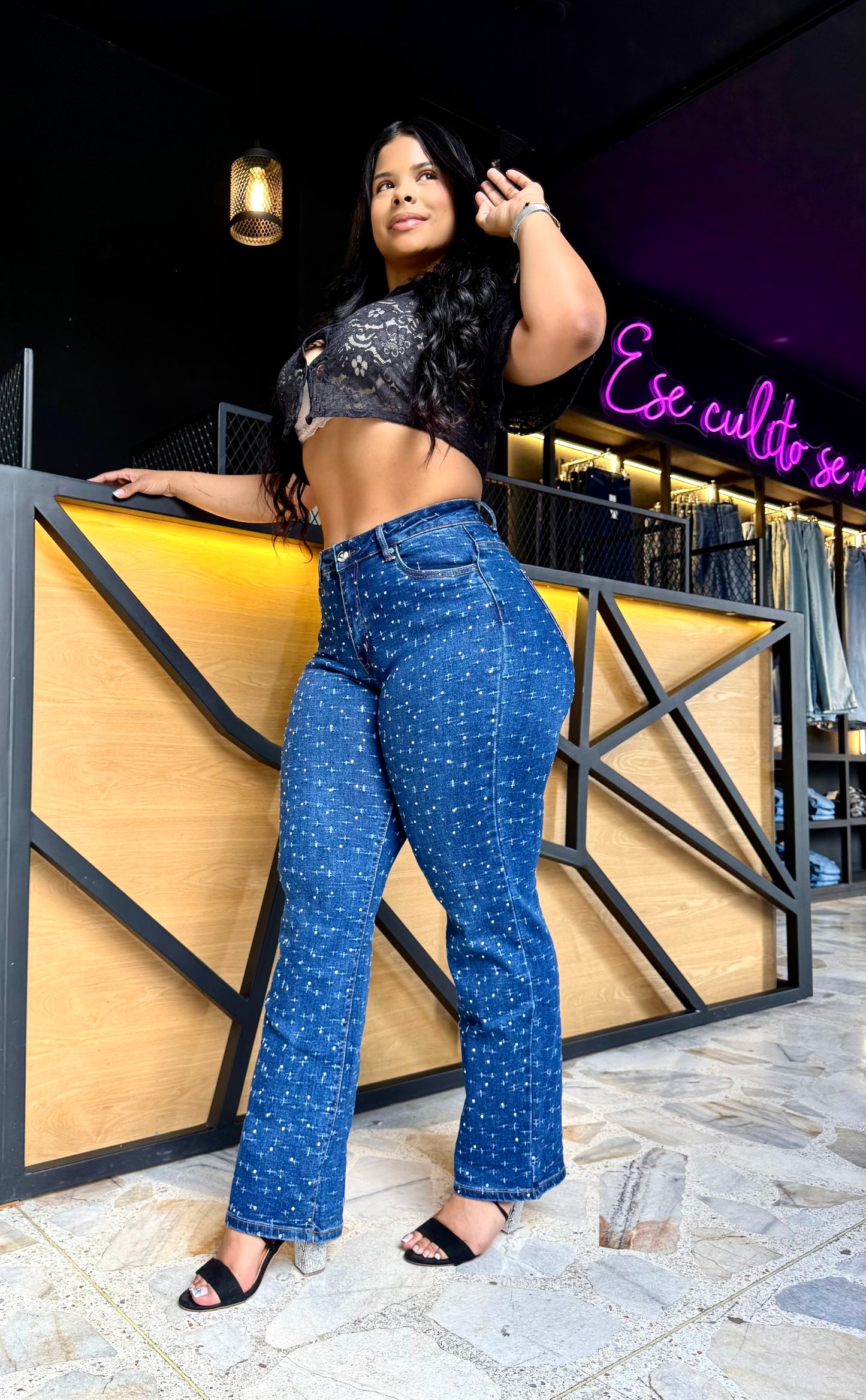 REF: 37637 DENIM RECTO TIRO ALTO CON PIEDRAS BRILLANTES TORNASOL, FULL STRETCH