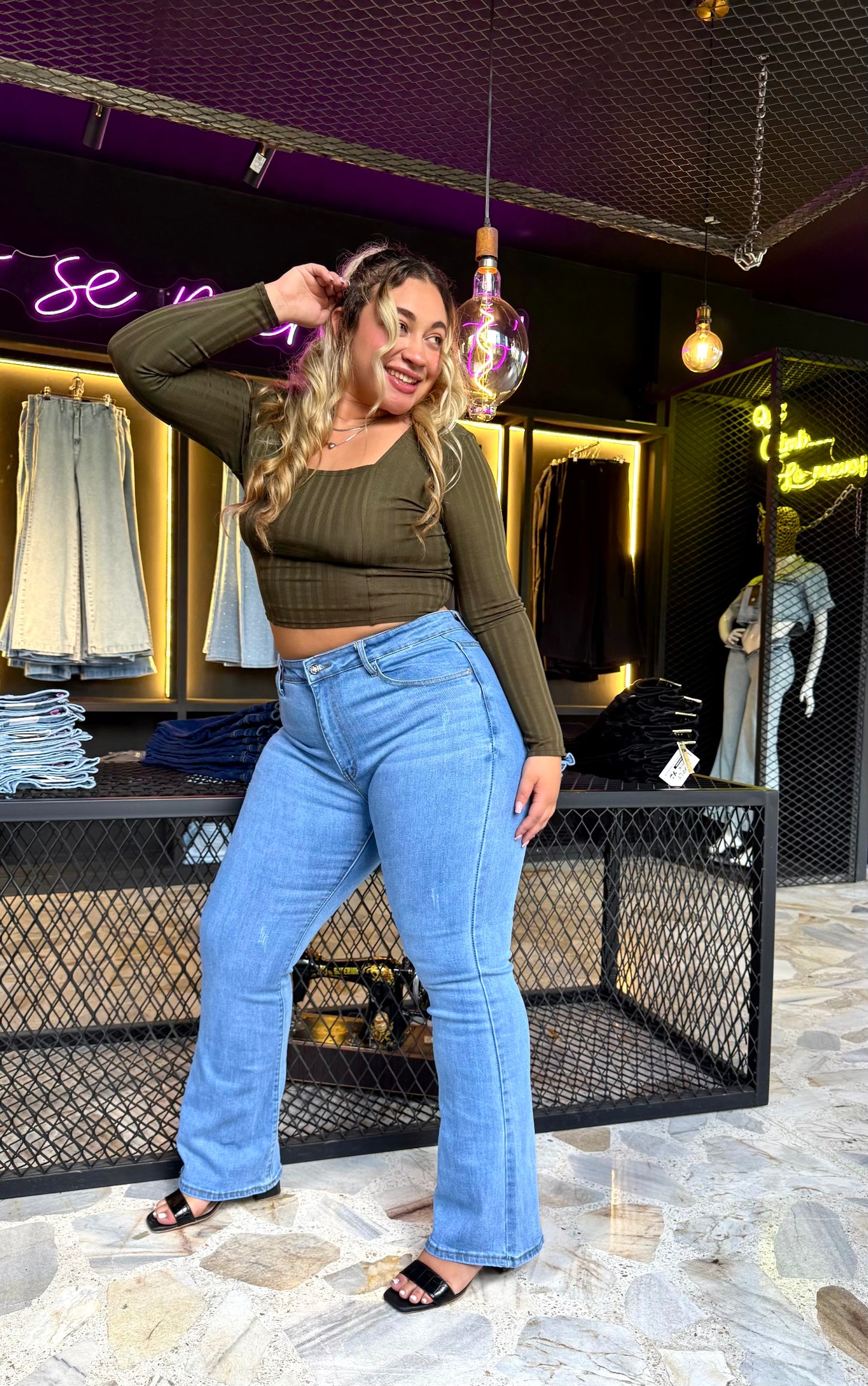 REF: 38598 BOTA RECTA CURVY, TIRO ALTO EN TELA DENIM FULL STRETCH