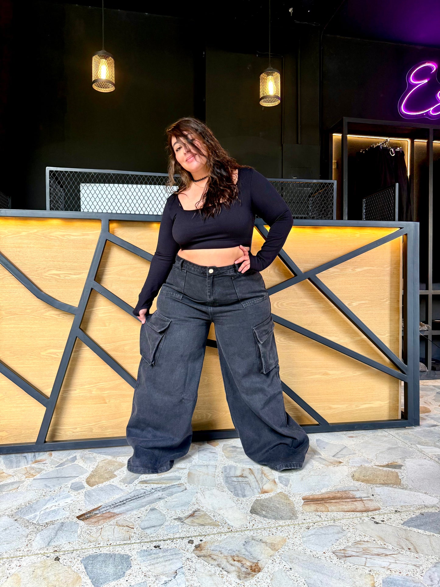 REF: 2530 CARGO ANCHO CURVY, REALMENTE ANCHO, EN TELA DENIM RÍGIDO, NEGRO GASTADO