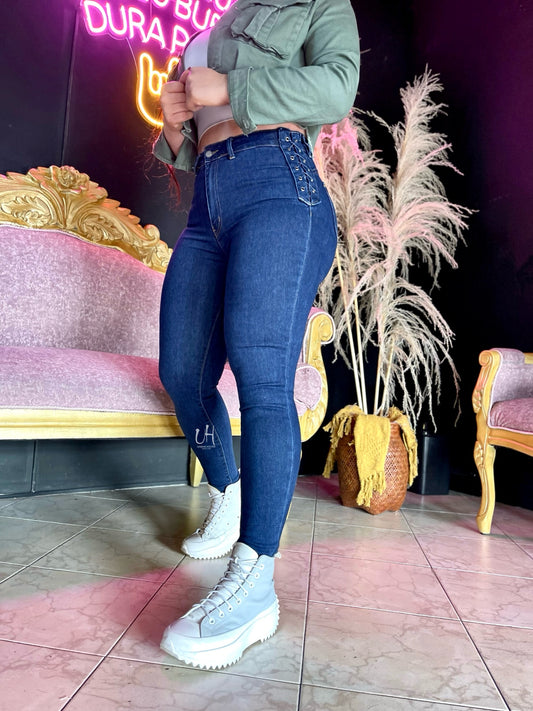 REF: 005 HORMA PERFECTA CON COSTURA CORAZÓN Y PINZAS LEVANTA COLA, FULL STRETCH