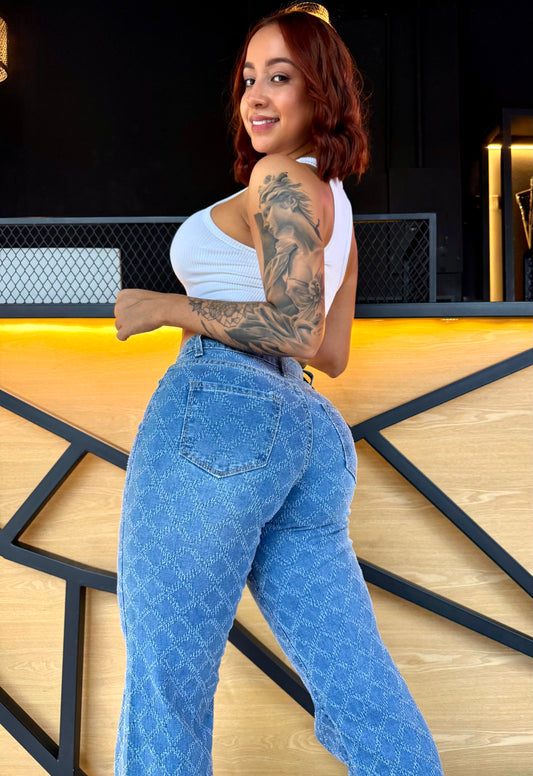 REF: 39417 BOTA RECTA CON TELA EN DISEÑO DE ROMBO, TIRO ALTO CON PIEDRAS ADELANTE, AZUL INTERMEDIO