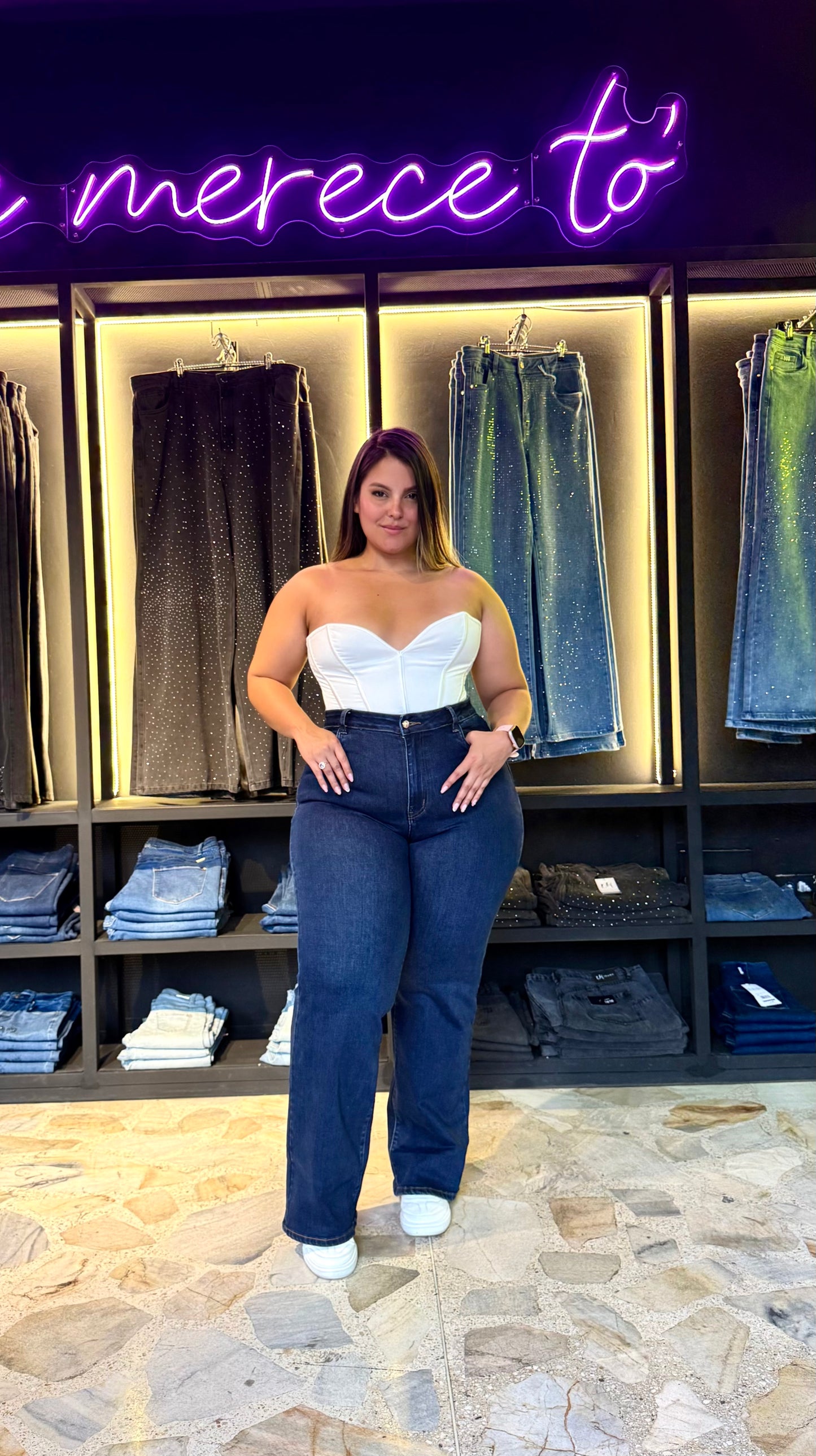 REF: 97477/97478 CLÁSICO BOTA RECTA CURVY TIRO ALTO, LEVANTA COLA EN TELA DENIM STRETCH