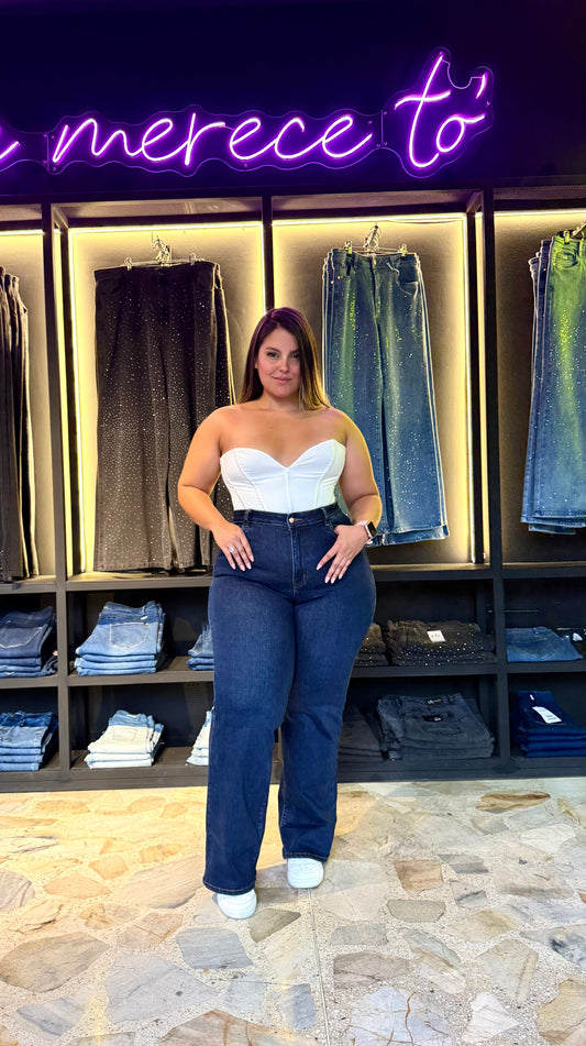 REF: 97478 CLÁSICO BOTA RECTA CURVY TIRO ALTO, LEVANTA COLA EN TELA DENIM STRETCH