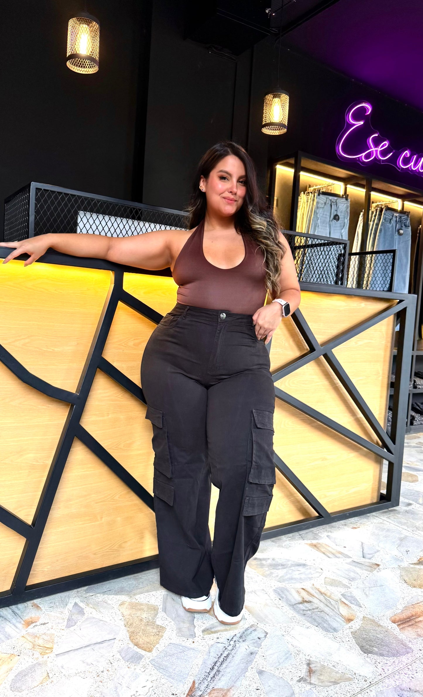 REF: 2516 CARGO NEGRO CURVY CON PINZAS LEVANTA COLA EN TELA DRILL PRIMIUM STRETCH