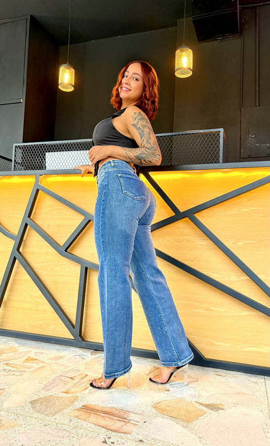 REF: 94158 RECTO CON PINZA LEVANTA COLA, TIRO ALTO EN TELA DENIM FULL STRETCH CON PIEDRA BRILLANTE POR DELANTE