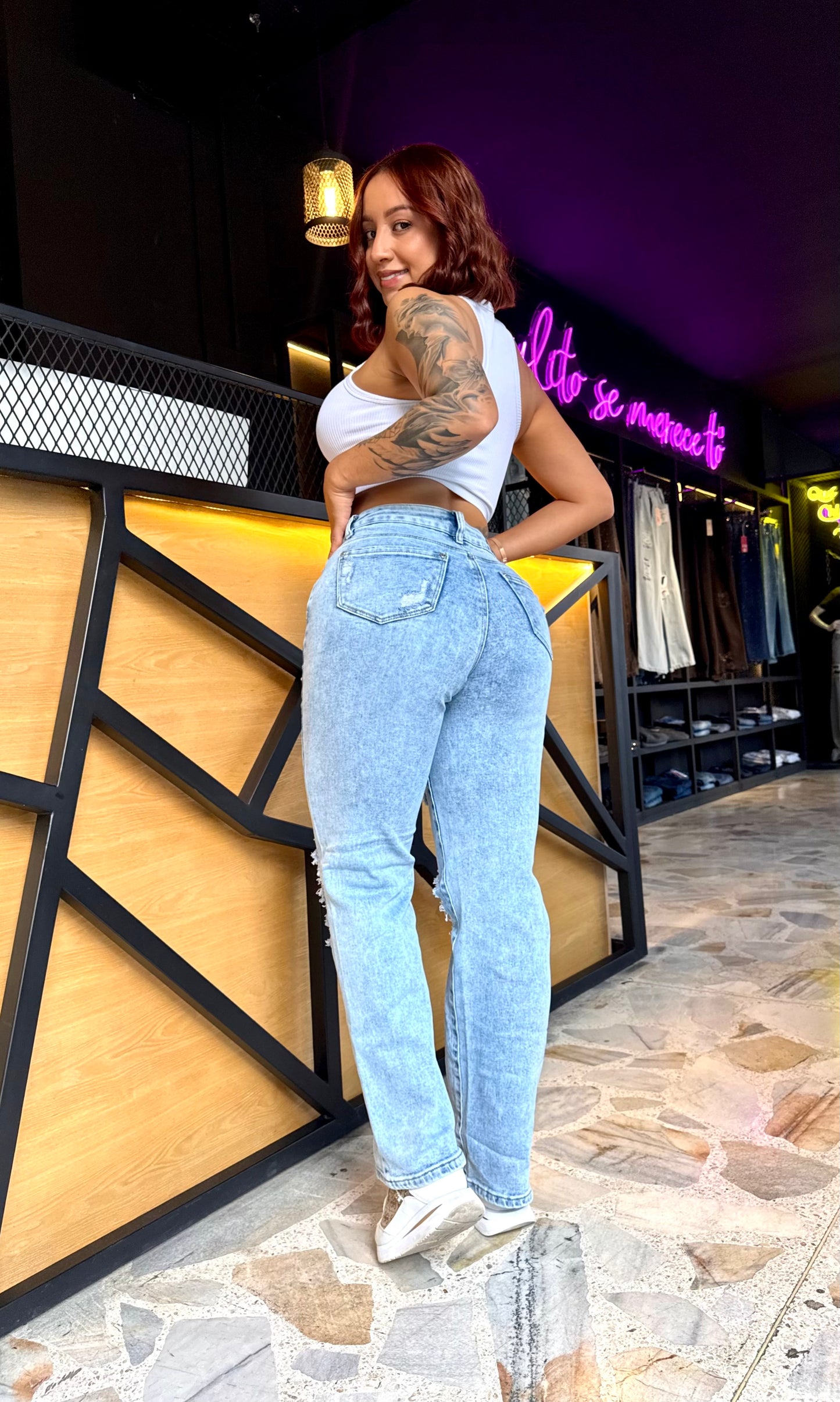 REF: 93582 MOM JEAN EN DENIM RÍGIDO, CON ENCAJE EN DESTROYER DELANTERO