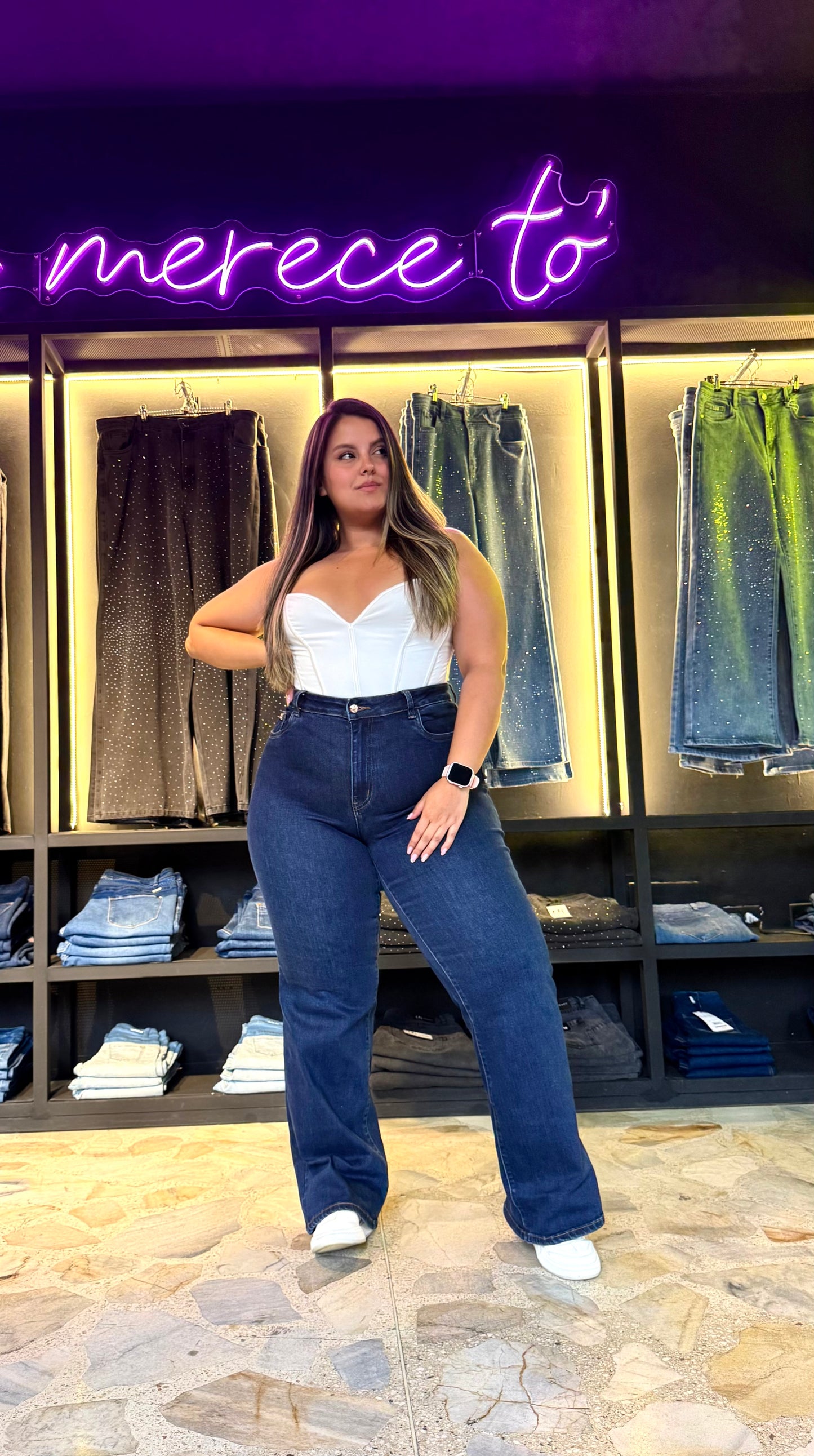 REF: 97477/97478 CLÁSICO BOTA RECTA CURVY TIRO ALTO, LEVANTA COLA EN TELA DENIM STRETCH