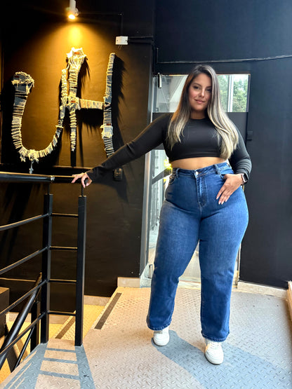 REF: 97625 BOTA RECTA CURVY, TIRO ALTO EN TELA DENIM STRETCH, LEVANTA COLA