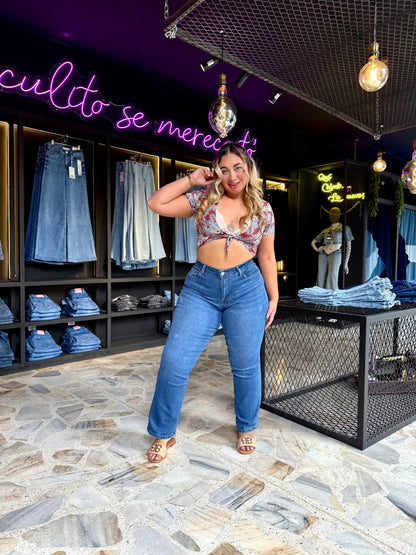 REF: 38700 BOTA RECTA CURVY TIRO ALTO EN TELA DENIM FULL STRETCH