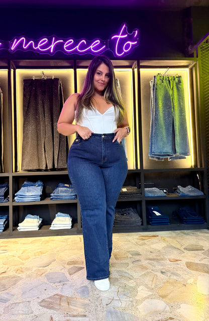 REF: 97477/97478 CLÁSICO BOTA RECTA CURVY TIRO ALTO, LEVANTA COLA EN TELA DENIM STRETCH