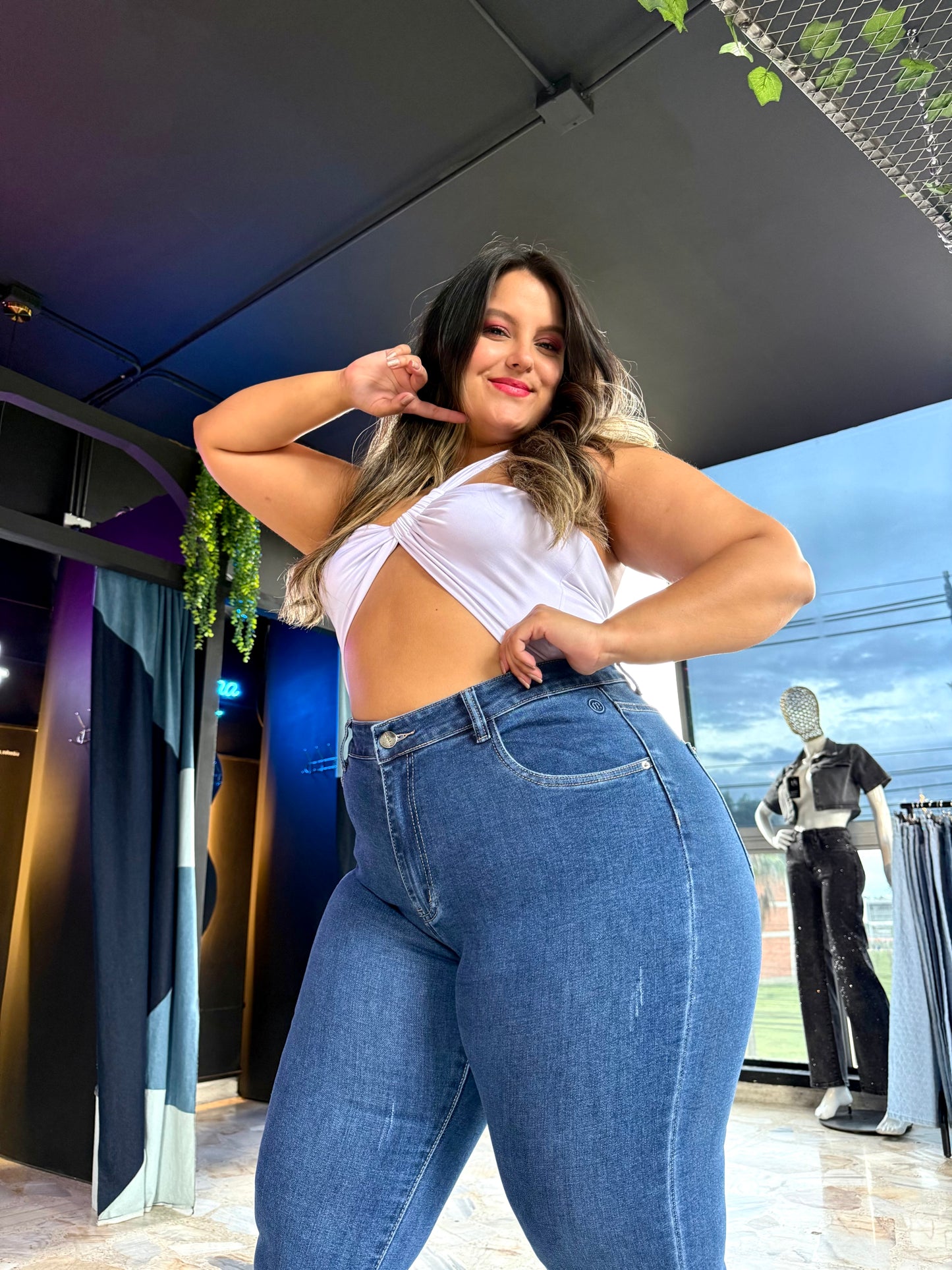 REF: 39383 CURVY RECTO CON PEQUEÑOS DESGASTES, TIRO ALTO EN TELA DENIM FULL STRETCH