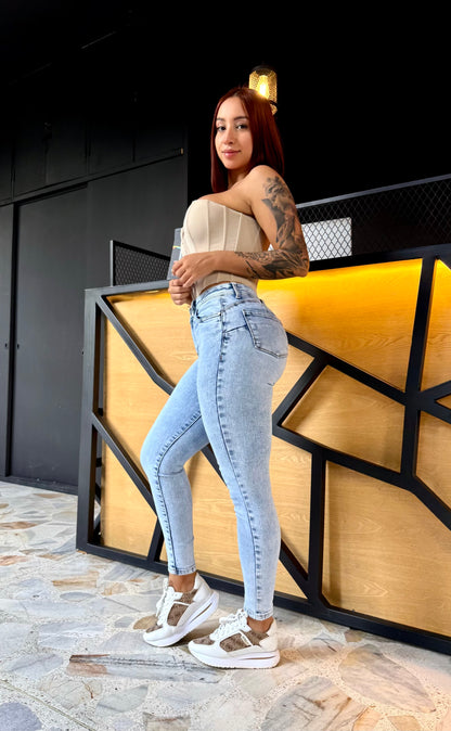 REF: ARF-2065 SKINNY CON PINZAS LEVANTA COLA EN FORMA DE CORAZÓN, EN TELA DENIM STRETCH
