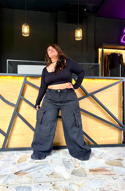REF: 2530 CARGO ANCHO CURVY, REALMENTE ANCHO, EN TELA DENIM RÍGIDO, NEGRO GASTADO