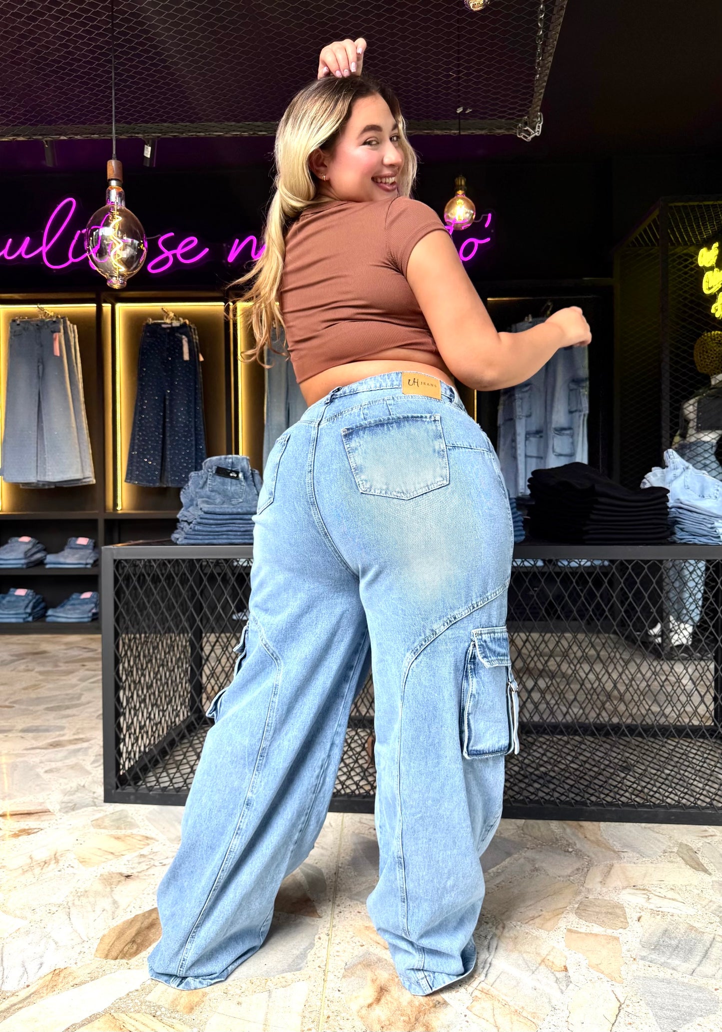 REF: 2504 CARGO ANCHO CON PINZAS LEVANTA COLA HORMA DE CORAZÓN CURVY