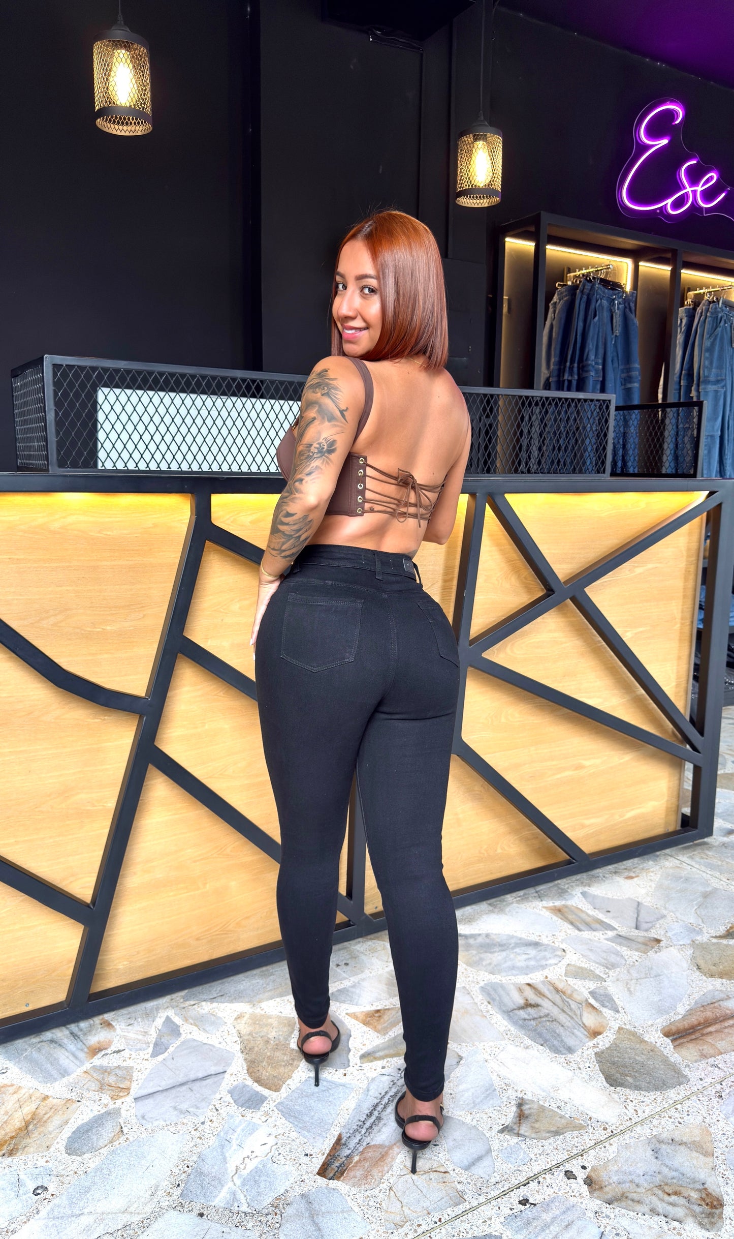 REF: 91921-2002-1006 SKINNY CLÁSICO LEVANTA COLA NEGRO EN TELA DENIM FULL STRETCH