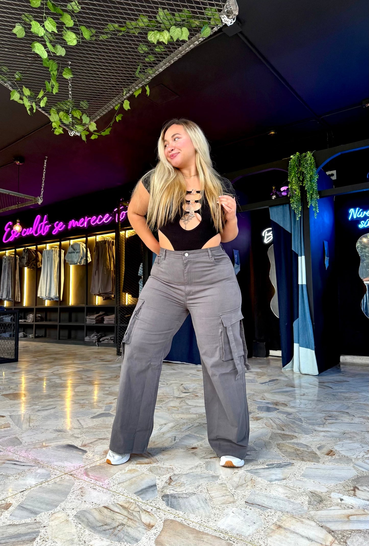 REF: 2502- CARGO CURVY GRIS CON PINZAS LEVANTA COLA TIRO ALTO STRETCH