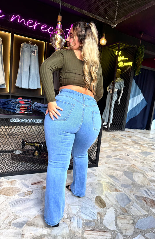 REF: 38598 BOTA RECTA CURVY, TIRO ALTO EN TELA DENIM FULL STRETCH