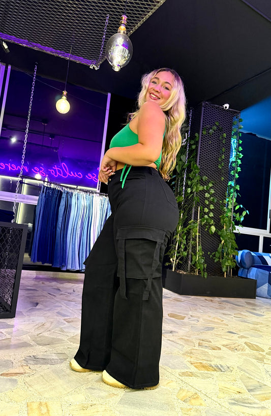 2502- CARGO CURVY NEGRO CON PINZAS LEVANTA COLA TIRO ALTO STRETCH