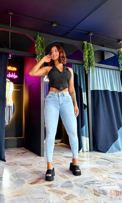 REF: ARF-2067 SKINNY CON PINZAS LEVANTA COLA EN FORMA DE CORAZÓN, EN TELA DENIM STRETFCH