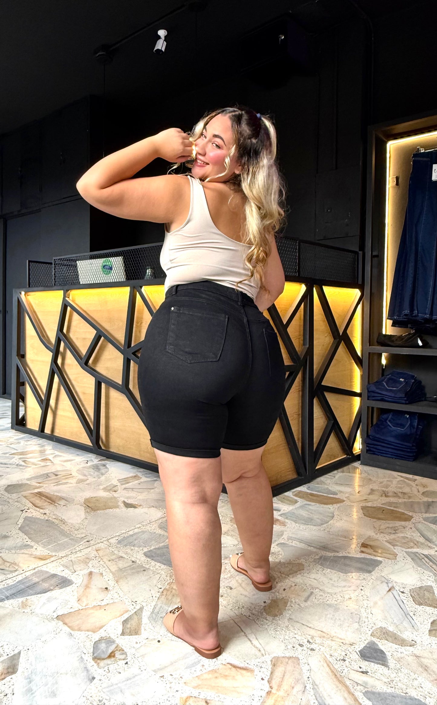 REF: 37844 SHORT CURVY NEGRO EN TELA DENIM STRETCH