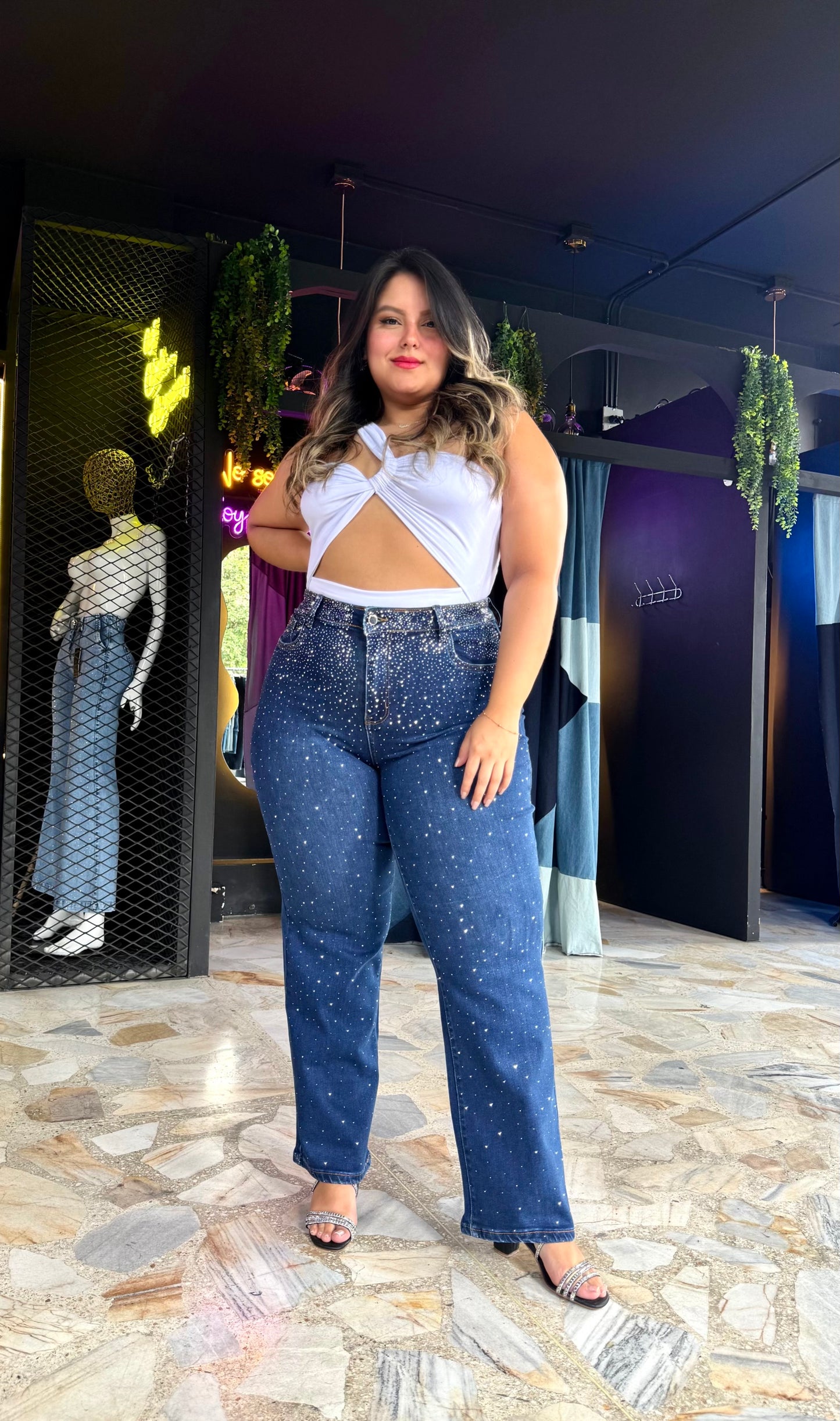 REF: 97719 RECTO CURVY CON PIEDRAS BRILLANTES POR DELANTE, TIRO ALTO EN TELA DENIM FULL STRETCH