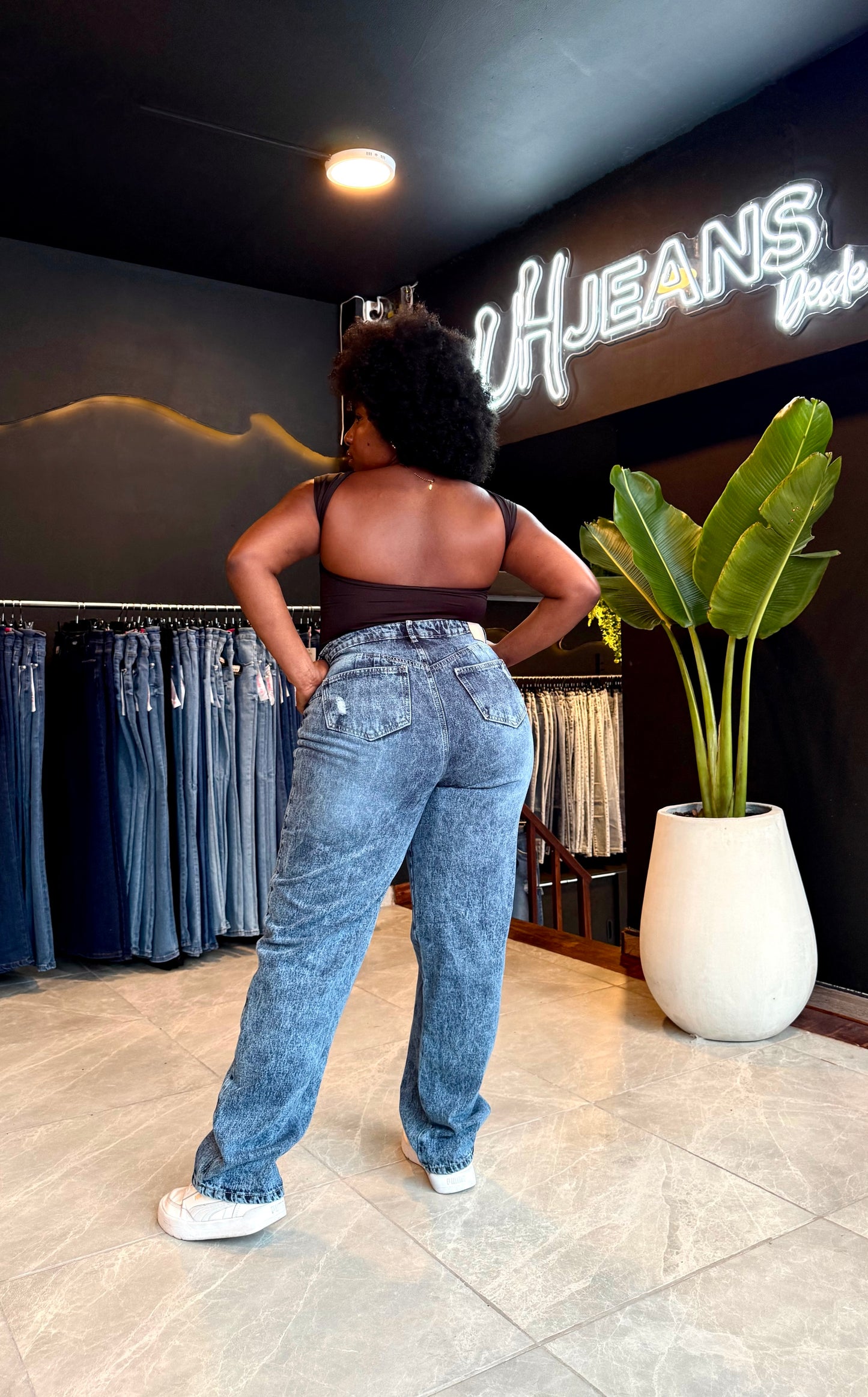 REF: 2519 MOM JEAN CURVY TIRO ALTO EN TELA DENIM RIGIDO
