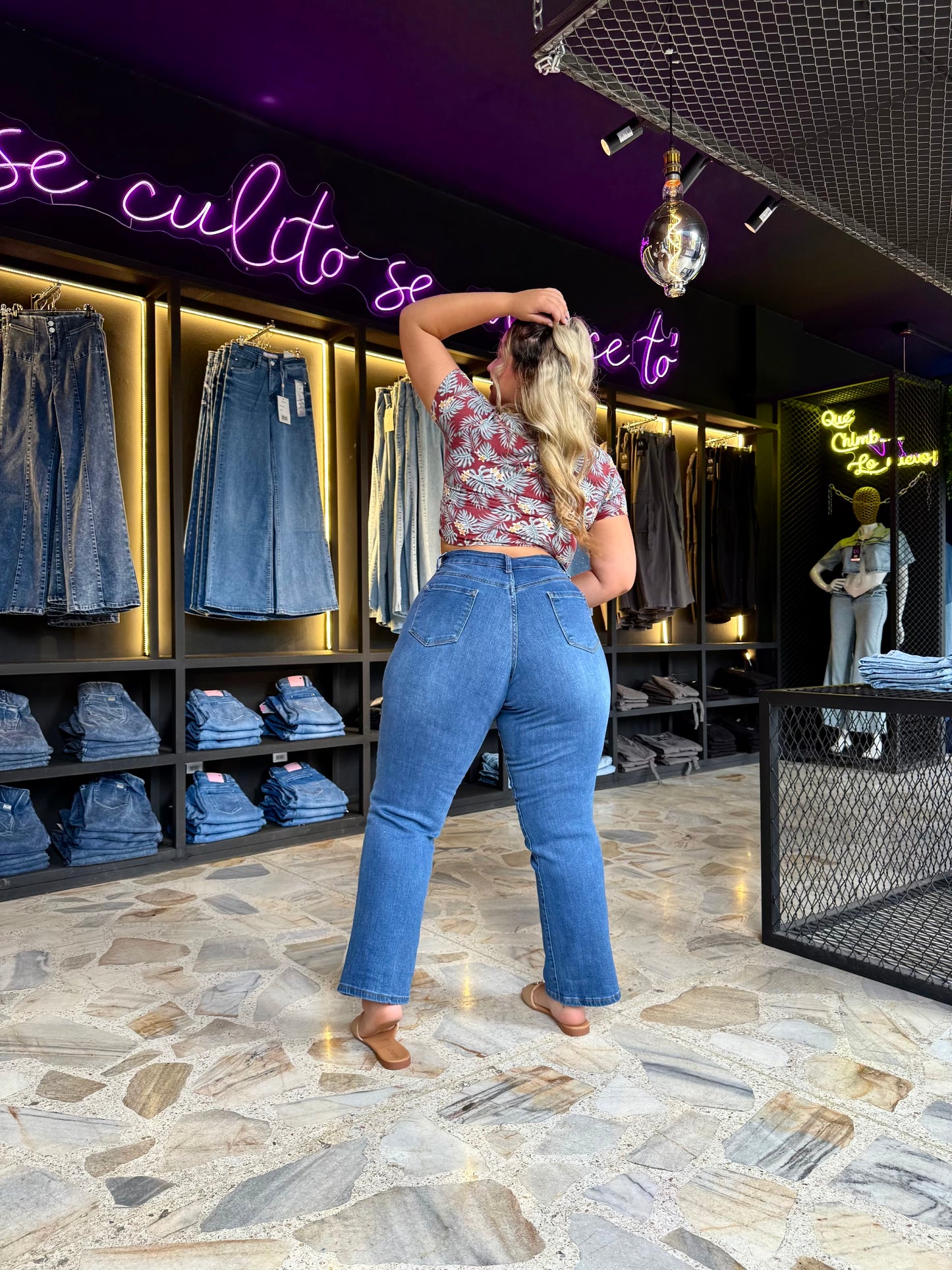 REF: 38700 BOTA RECTA CURVY TIRO ALTO EN TELA DENIM FULL STRETCH