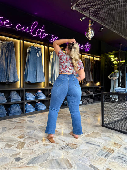 REF: 38700 BOTA RECTA CURVY TIRO ALTO EN TELA DENIM FULL STRETCH