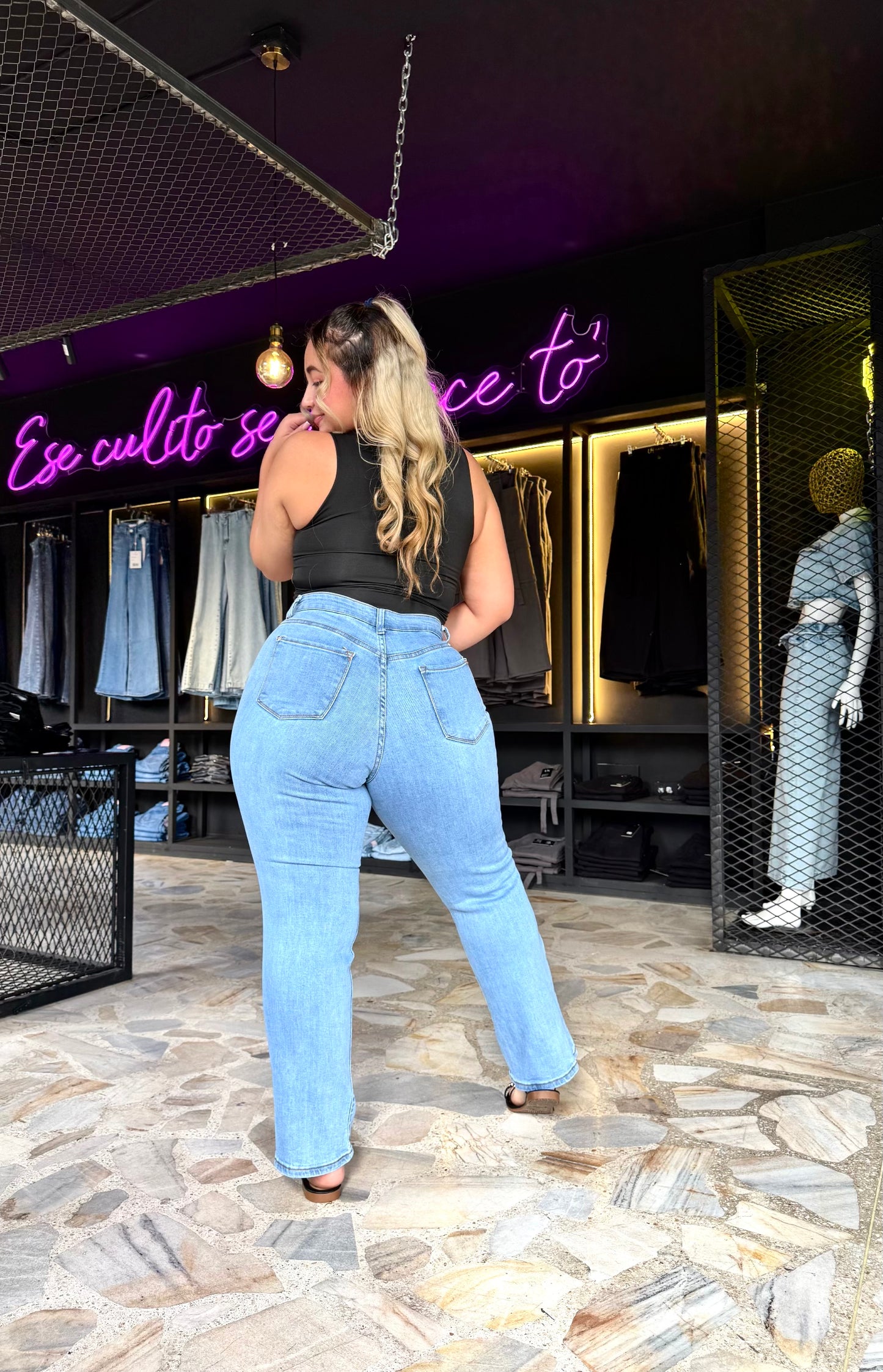 REF: 38696 BOTA RECTA CURVY TIRO ALTO EN TELA DENIM FULL STRETCH AZUL CLARO