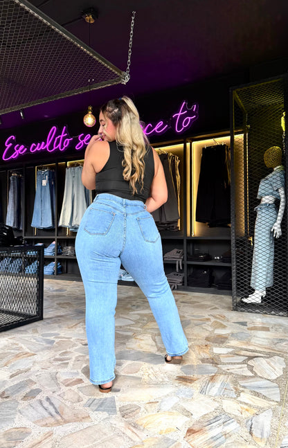 REF: 38696 BOTA RECTA CURVY TIRO ALTO EN TELA DENIM FULL STRETCH AZUL CLARO