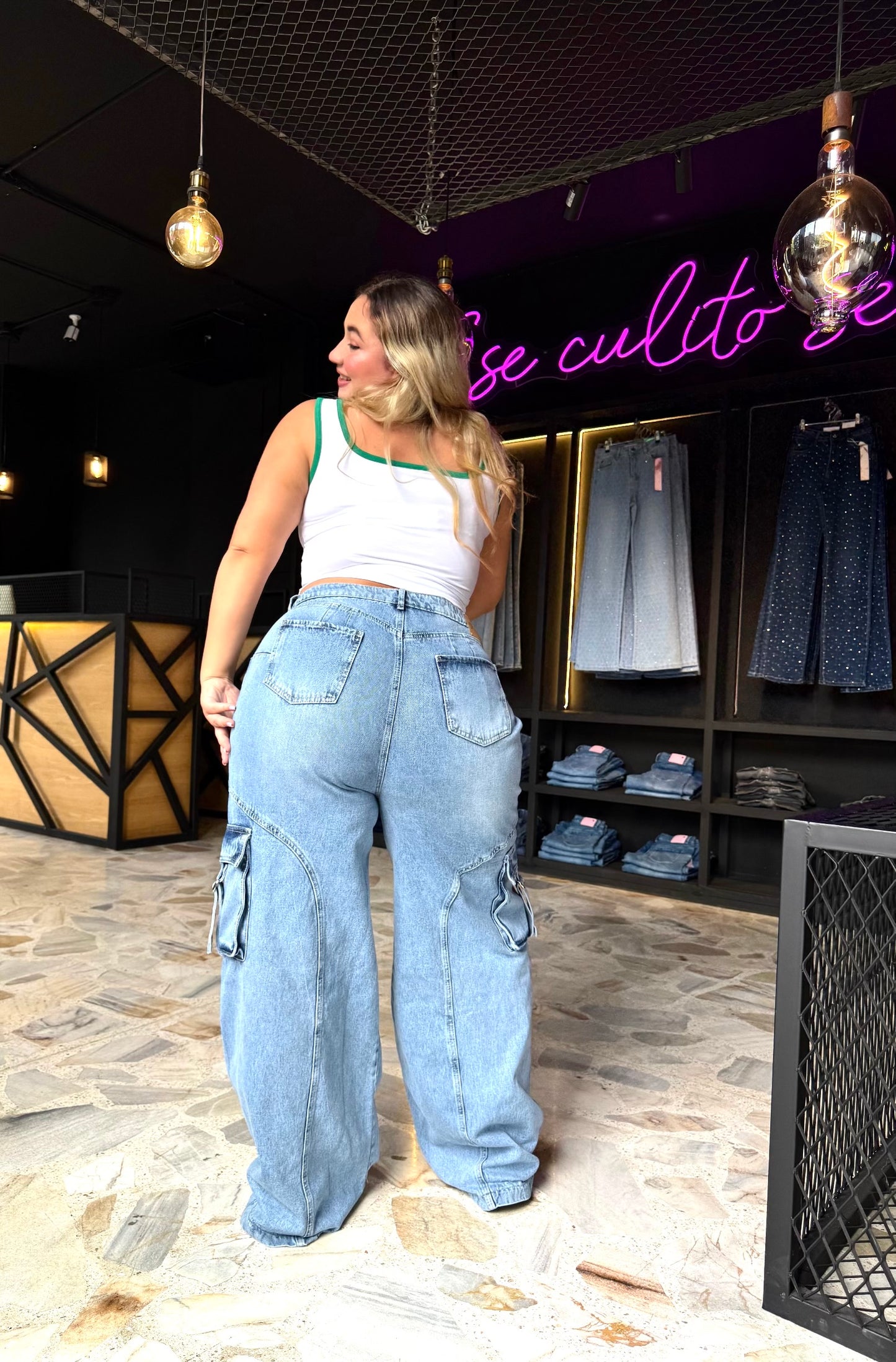 REF: 2504 CARGO ANCHO CON PINZAS LEVANTA COLA HORMA DE CORAZÓN CURVY