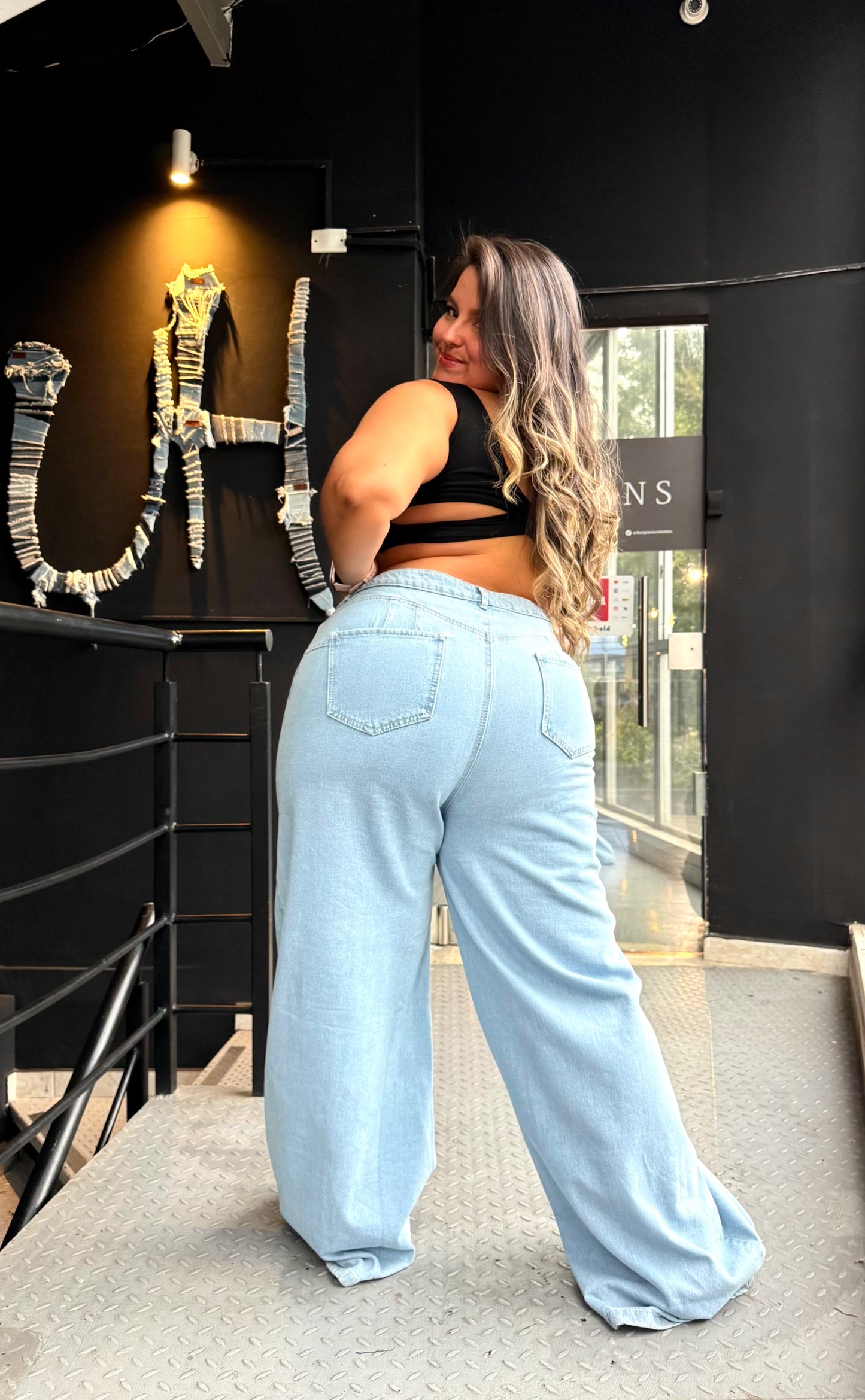 REF: 2515 JEAN CURVY, ANCHO REALMENTE ANCHO CON ROTOS TAPADOS,EN TELA DENIM RÍGIDO.