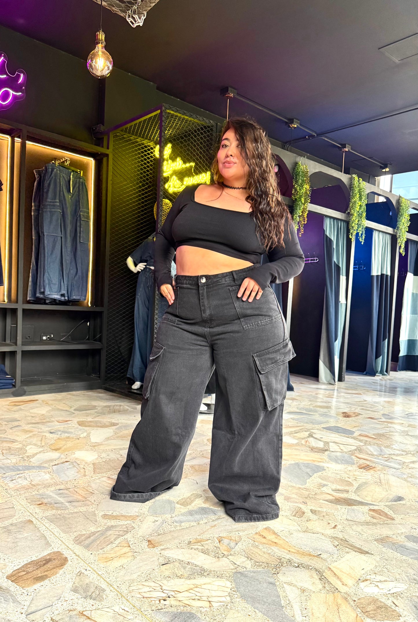 REF: 2530 CARGO ANCHO CURVY, REALMENTE ANCHO, EN TELA DENIM RÍGIDO, NEGRO GASTADO