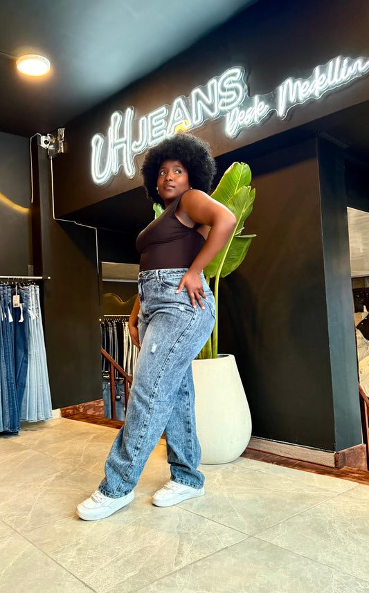 REF: 2519 MOM JEAN CURVY TIRO ALTO EN TELA DENIM RIGIDO