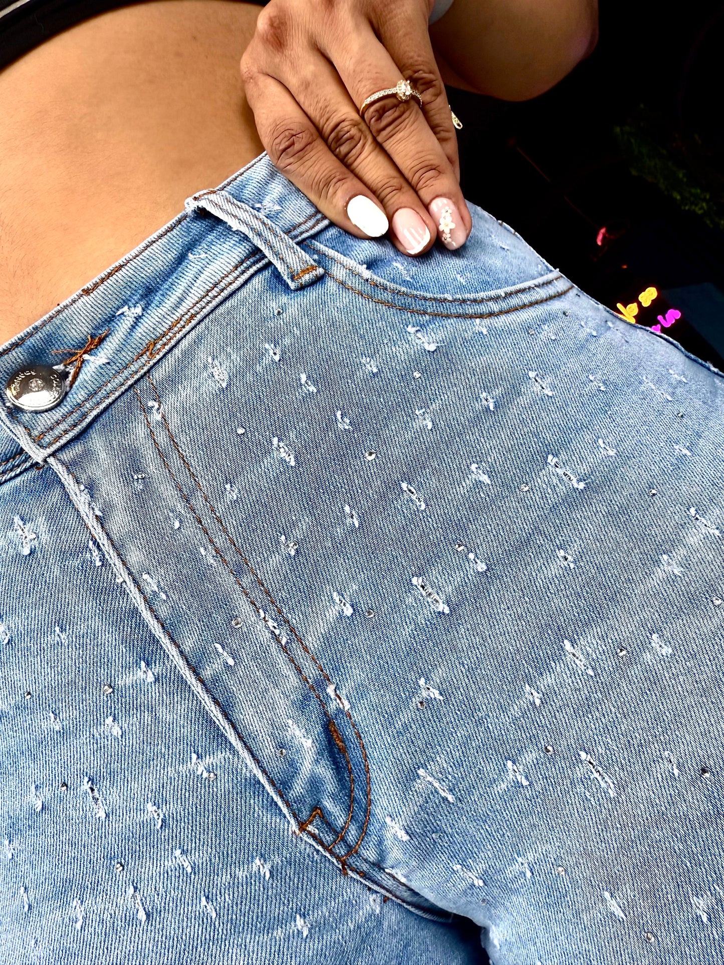 REF: 37633 JEAN CON PIEDRA BRILLANTE EN EL FRENTE DE LA PRENDA, TIRO ALTO EN TELA DENIM FULL STRETCH