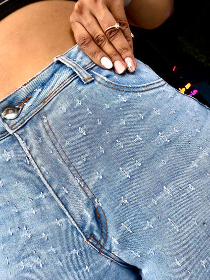 REF: 37633 JEAN CON PIEDRA BRILLANTE EN EL FRENTE DE LA PRENDA, TIRO ALTO EN TELA DENIM FULL STRETCH