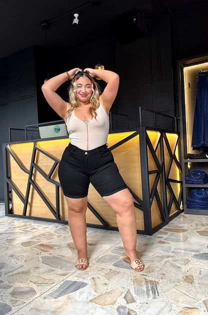 REF: 37844 SHORT CURVY NEGRO EN TELA DENIM STRETCH