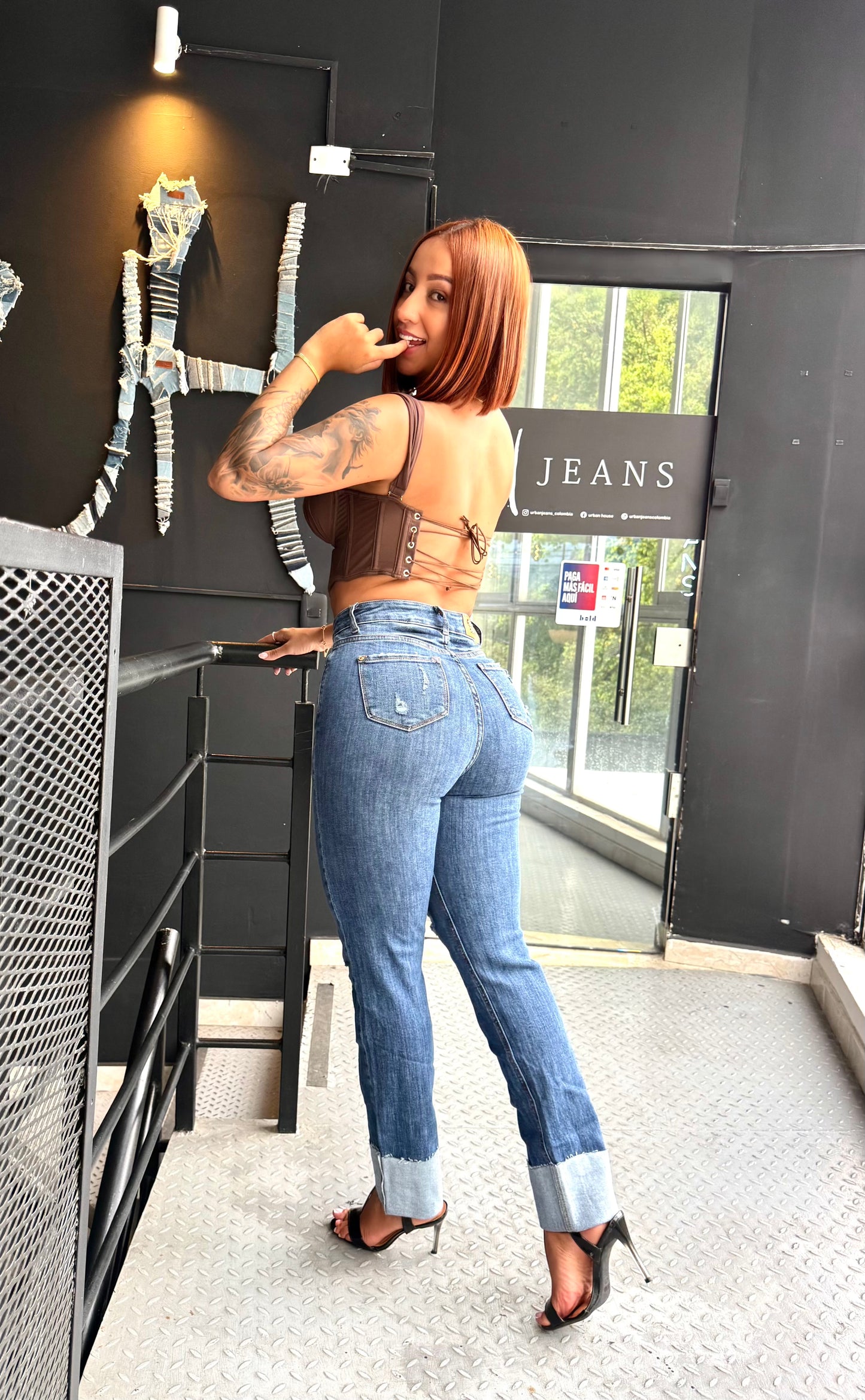 REF: 92268 RECTO EN TELA DENIM FULL STRETCH, TIRO ALTO CON REALCE