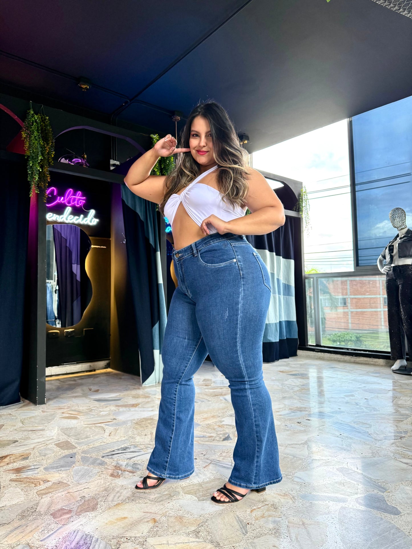 REF: 39383 CURVY RECTO CON PEQUEÑOS DESGASTES, TIRO ALTO EN TELA DENIM FULL STRETCH