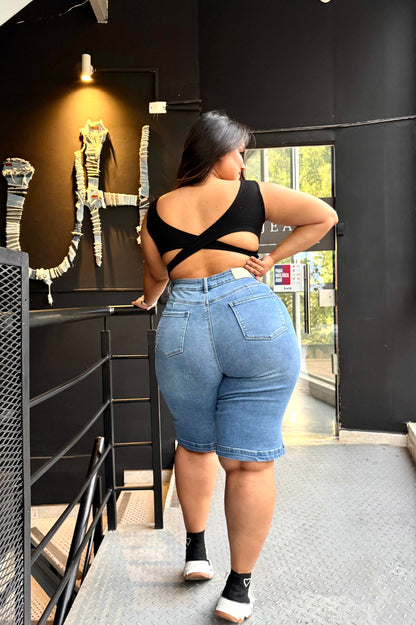 98335 BERMUDA CURVY TIRO ALTO EN TELA DENIM FULL STRETCH AZUL CLARO