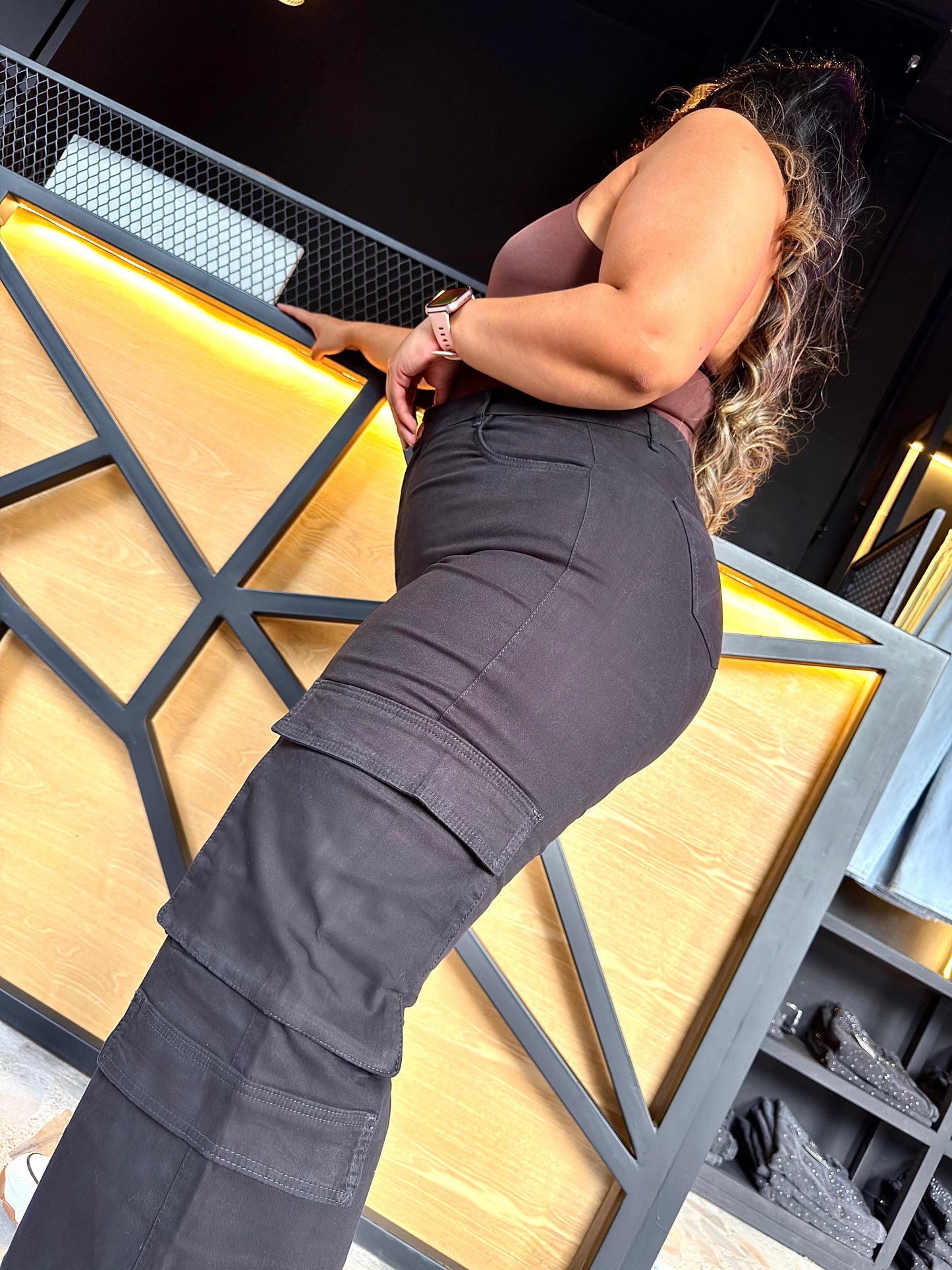 REF: 2516 CARGO NEGRO CURVY CON PINZAS LEVANTA COLA EN TELA DRILL PRIMIUM STRETCH