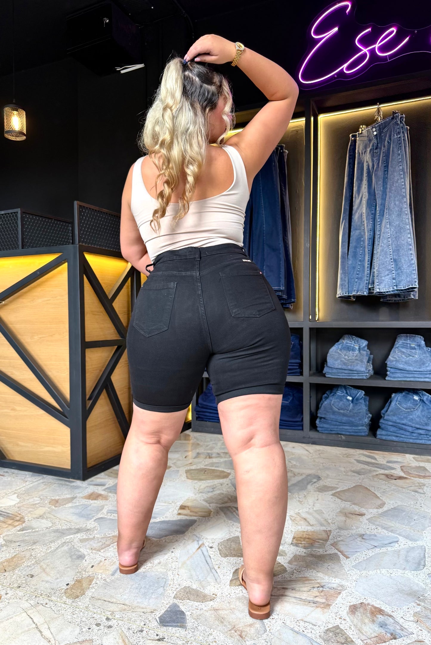 REF: 37844 SHORT CURVY NEGRO EN TELA DENIM STRETCH