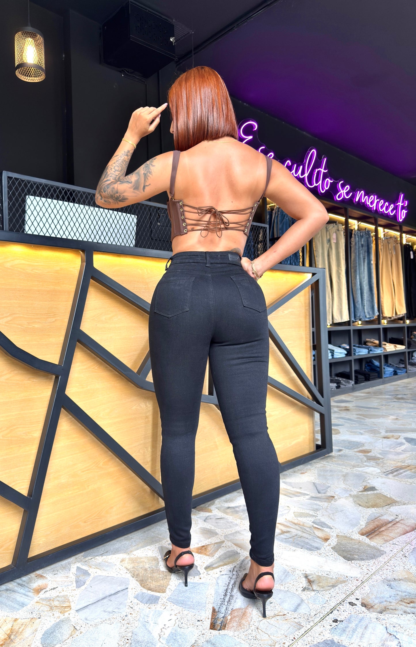 REF: 91921-2002-1006 SKINNY CLÁSICO LEVANTA COLA NEGRO EN TELA DENIM FULL STRETCH