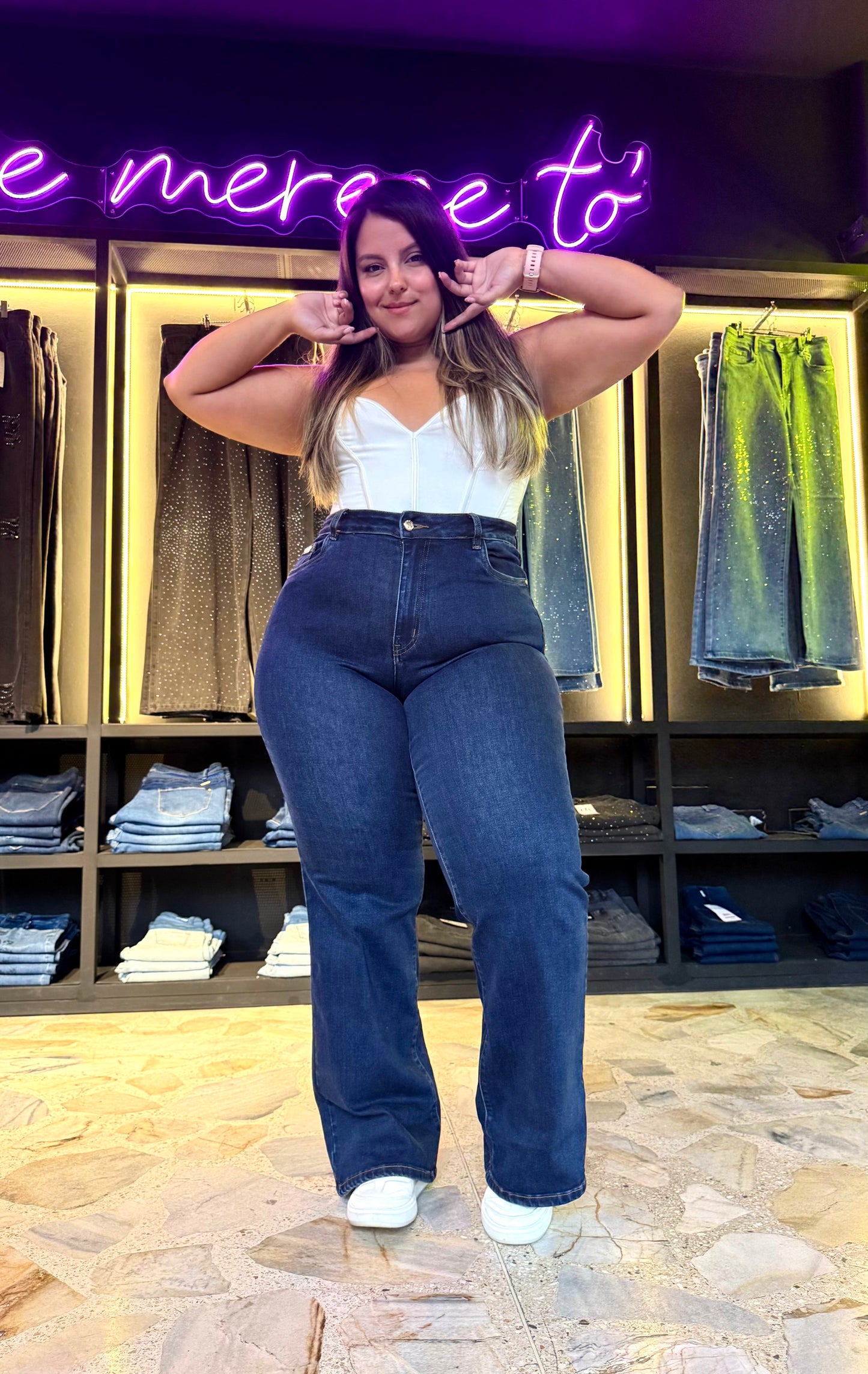 REF: 97477/97478 CLÁSICO BOTA RECTA CURVY TIRO ALTO, LEVANTA COLA EN TELA DENIM STRETCH