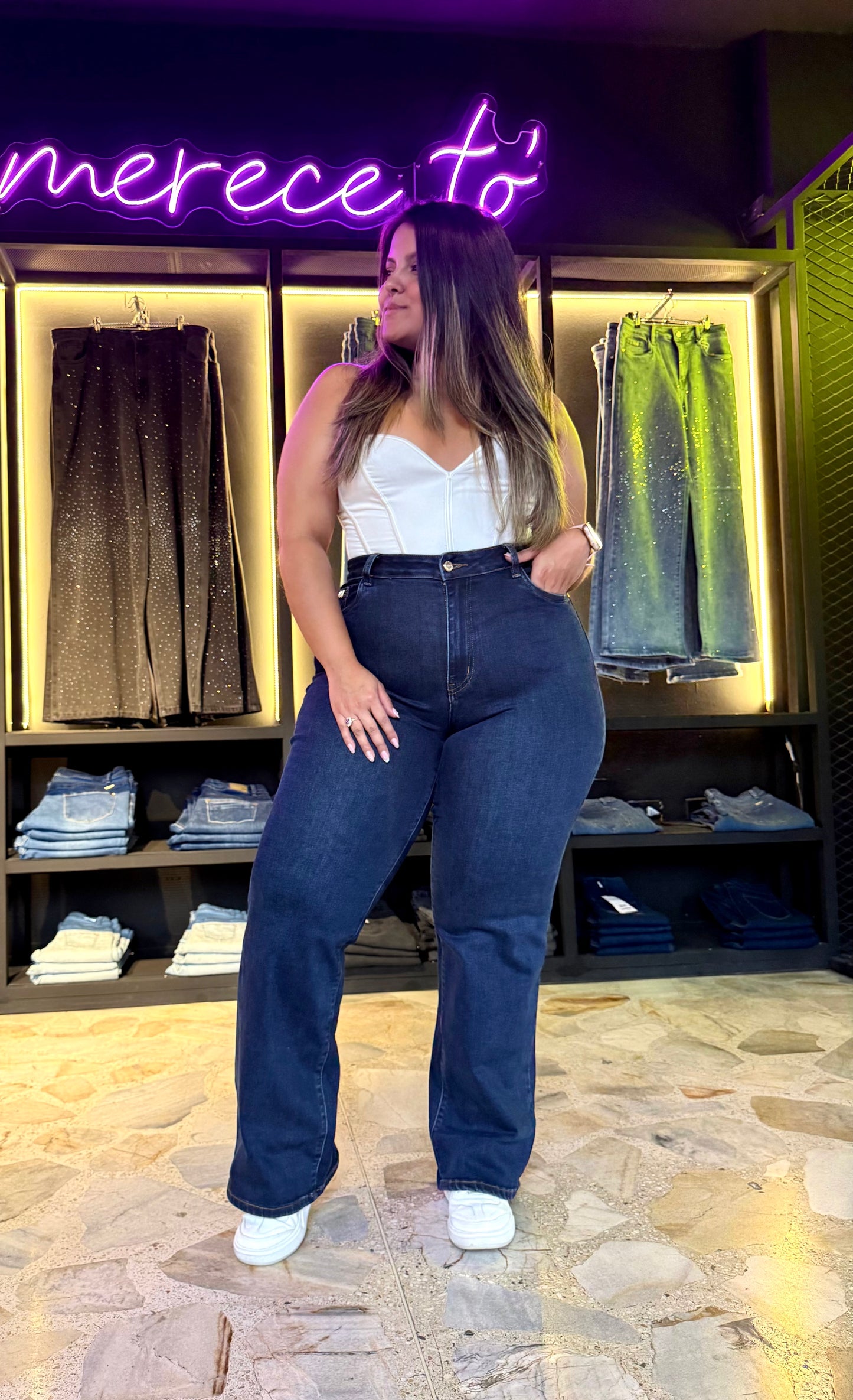 REF: 97477/97478 CLÁSICO BOTA RECTA CURVY TIRO ALTO, LEVANTA COLA EN TELA DENIM STRETCH