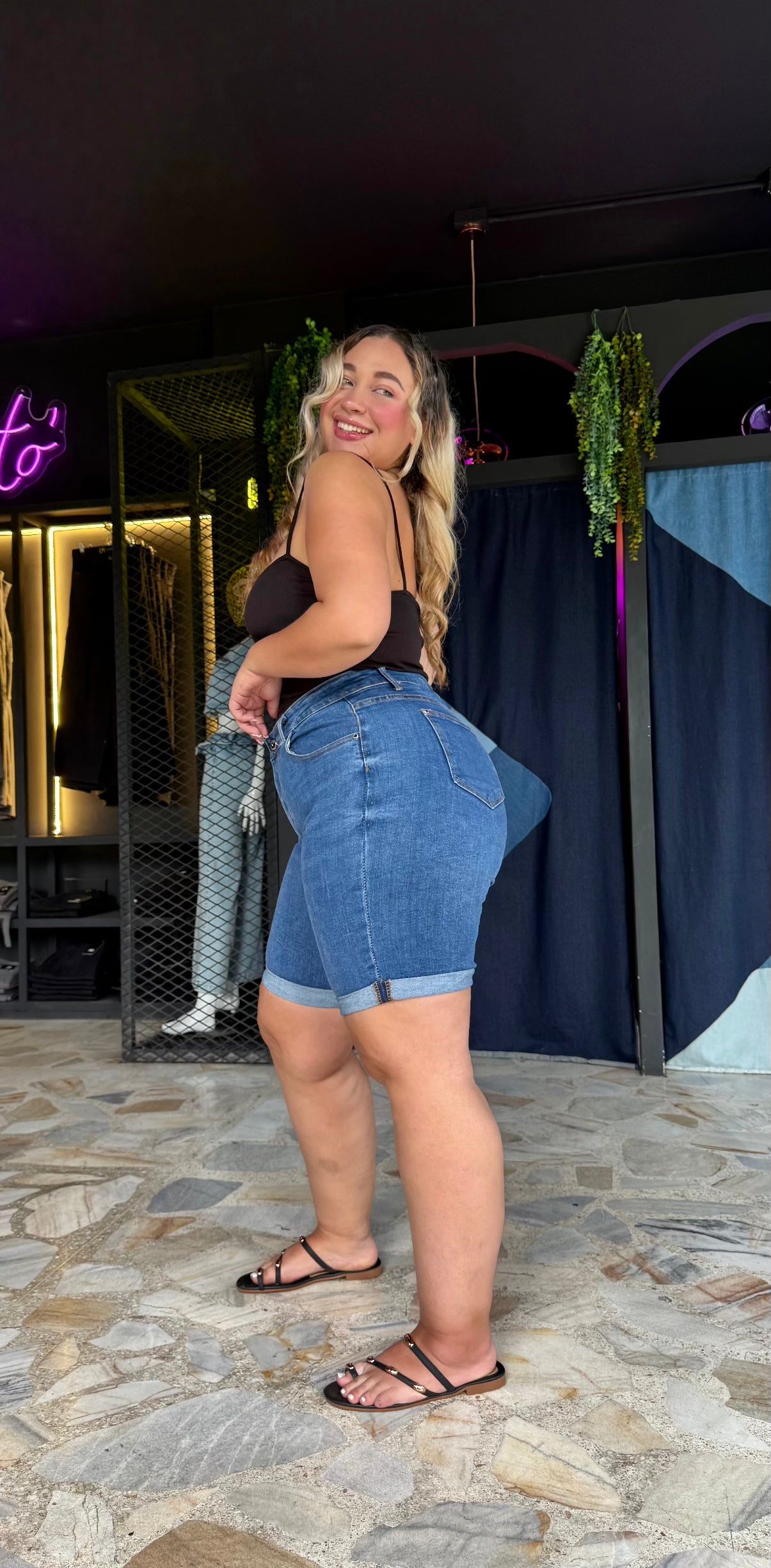 REF: 38423 SHORT CURVY TIRO ALTO EN TELA DENIM FULL STRETCH