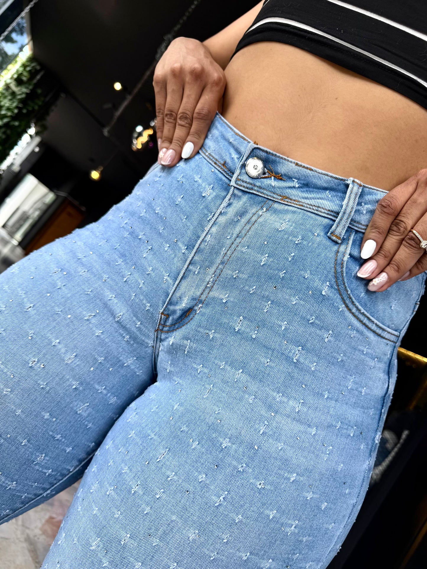 REF: 37633 JEAN CON PIEDRA BRILLANTE EN EL FRENTE DE LA PRENDA, TIRO ALTO EN TELA DENIM FULL STRETCH