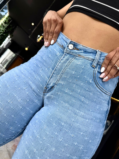 REF: 37633 JEAN CON PIEDRA BRILLANTE EN EL FRENTE DE LA PRENDA, TIRO ALTO EN TELA DENIM FULL STRETCH