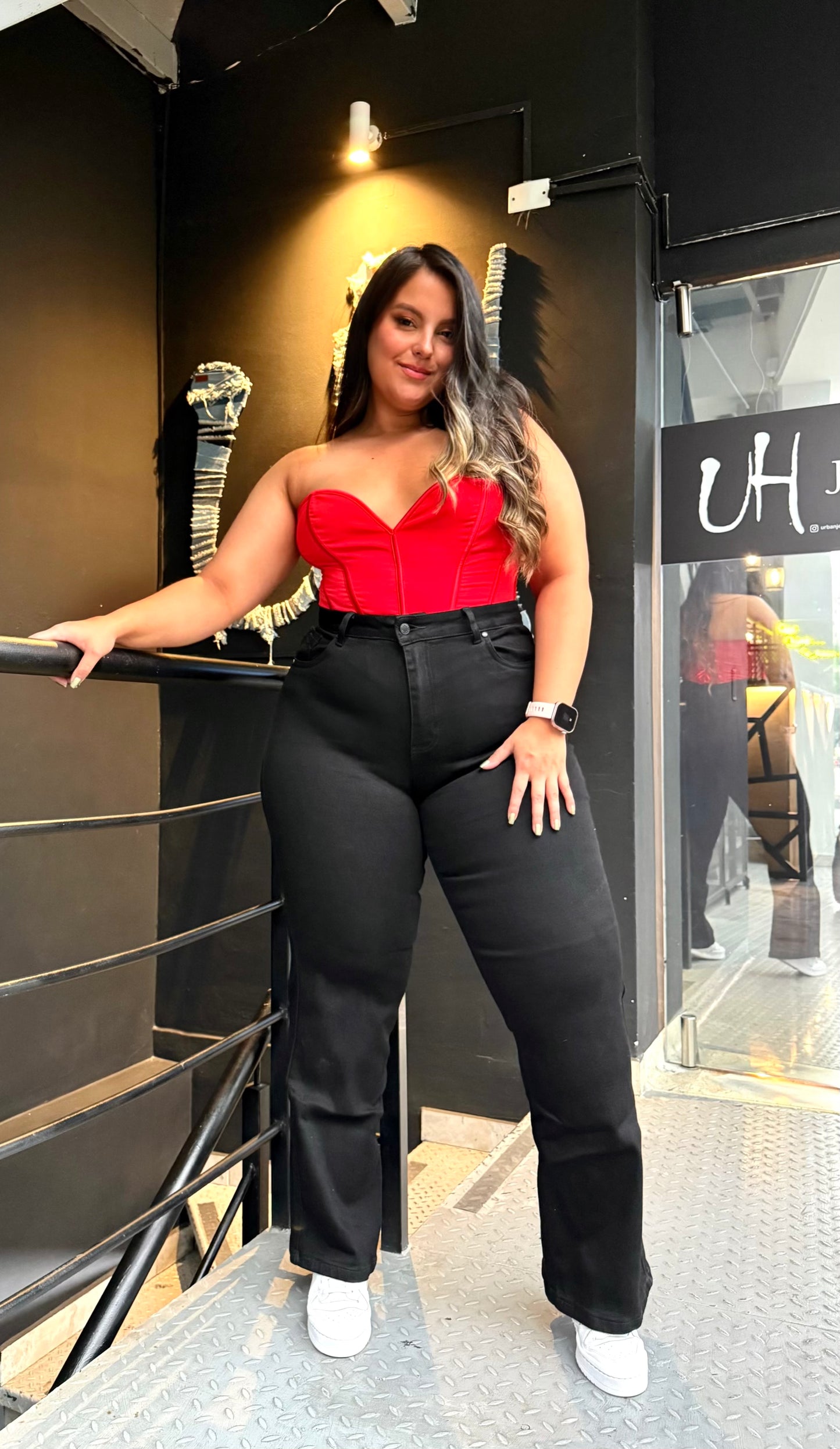 REF: 97956 JEAN RECTO CURVY TIRO ALTO, EN TELA DENIM FULL STRETCH COLOR NEGRO